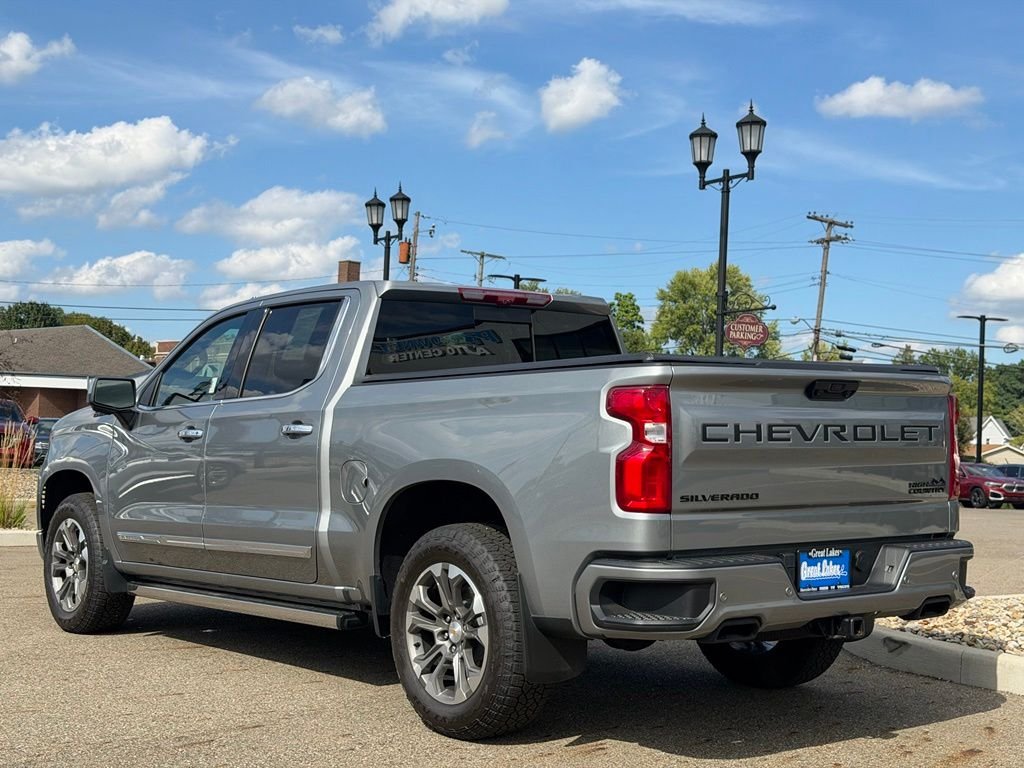 Used 2025 Gray Chevrolet High Country image 3