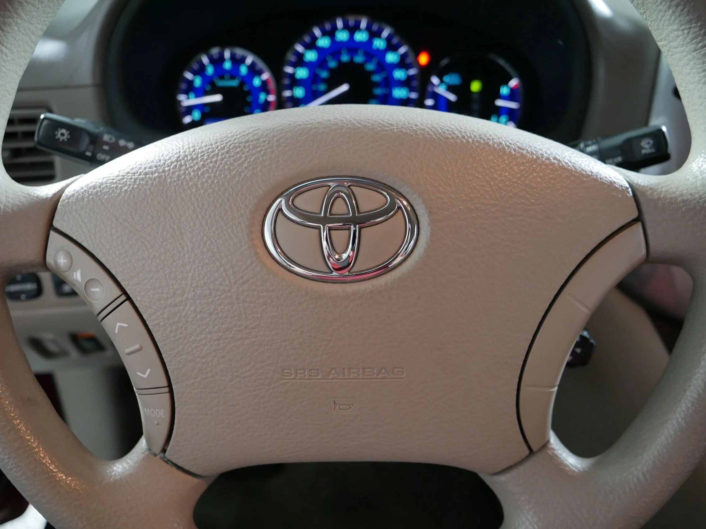 Used 2006 Salsa Red Pearl Toyota LE image 25