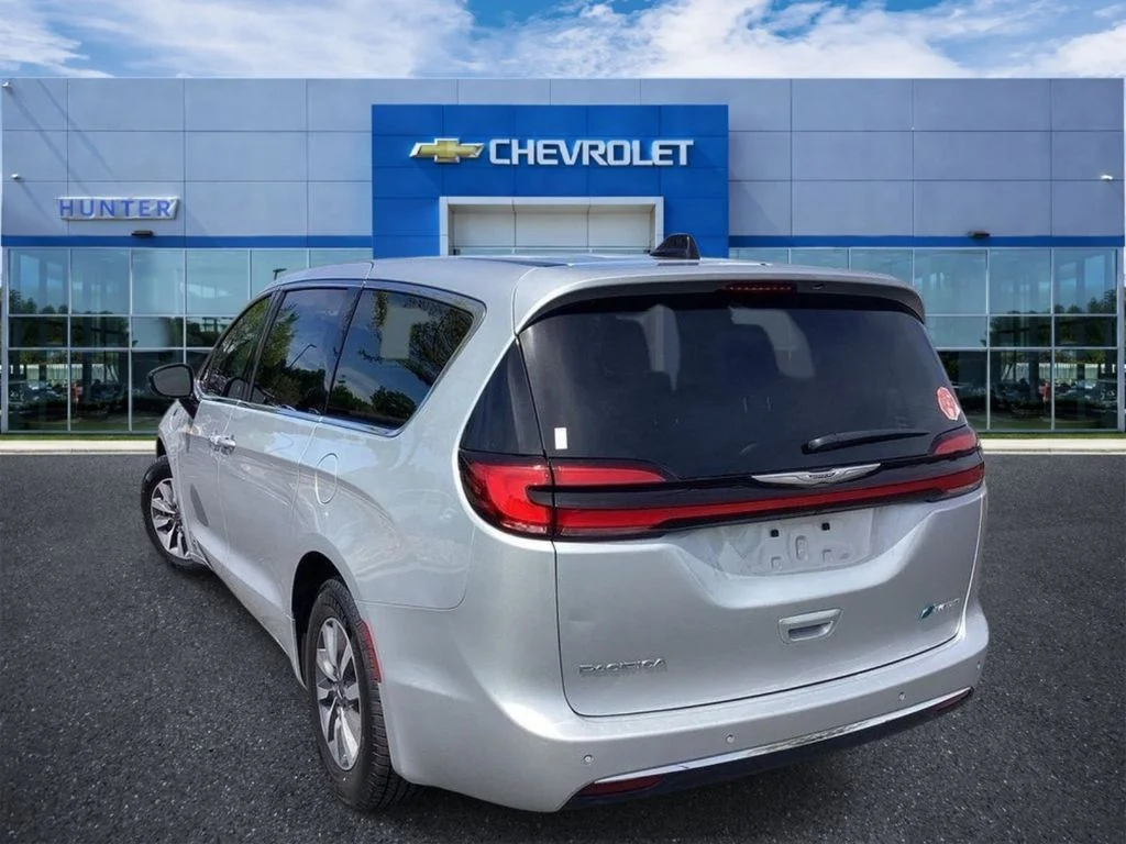 Used 2024 Silver Mist Clearcoat Chrysler Hybrid Select image 2