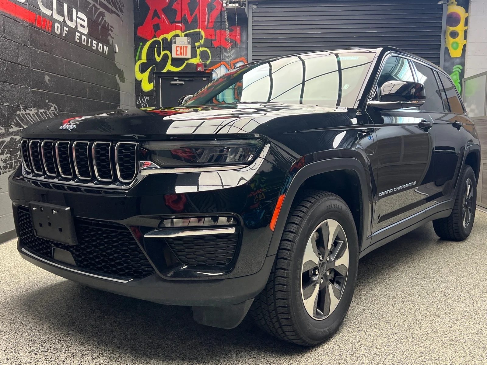 Used 2024 Diamond Black Crystal Pearl Coat (pxj) Jeep 4xe image 3