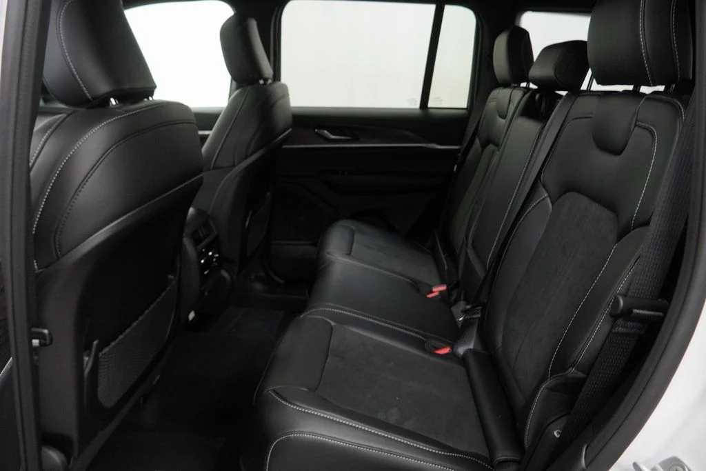 New 2026 Bright White Clear-Coat Exterior Paint Jeep Laredo Altitude image 18
