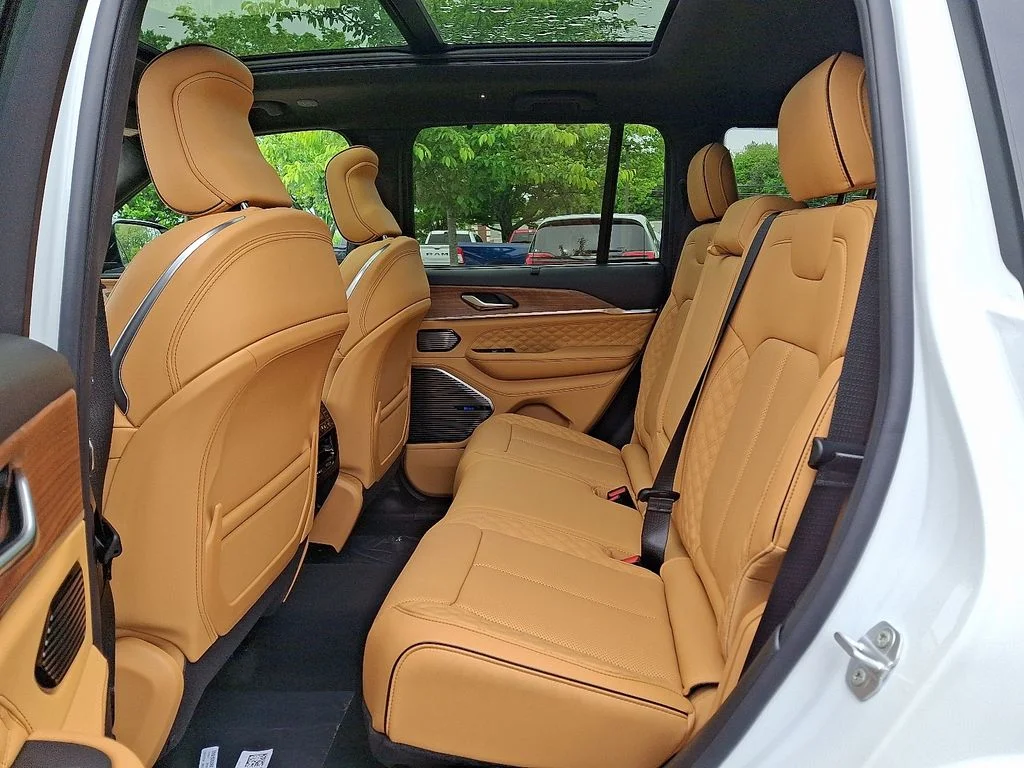 New 2026 Bright White Clear-Coat Exterior Paint Jeep Summit image 6
