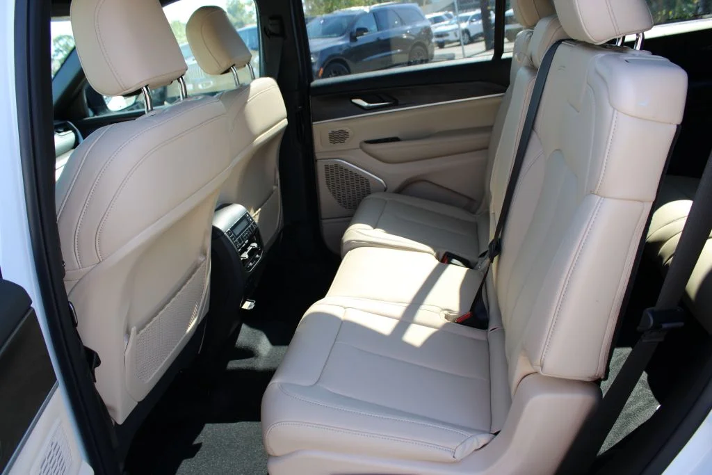 New 2026 Bright White Clear-Coat Exterior Paint Jeep Limited image 17