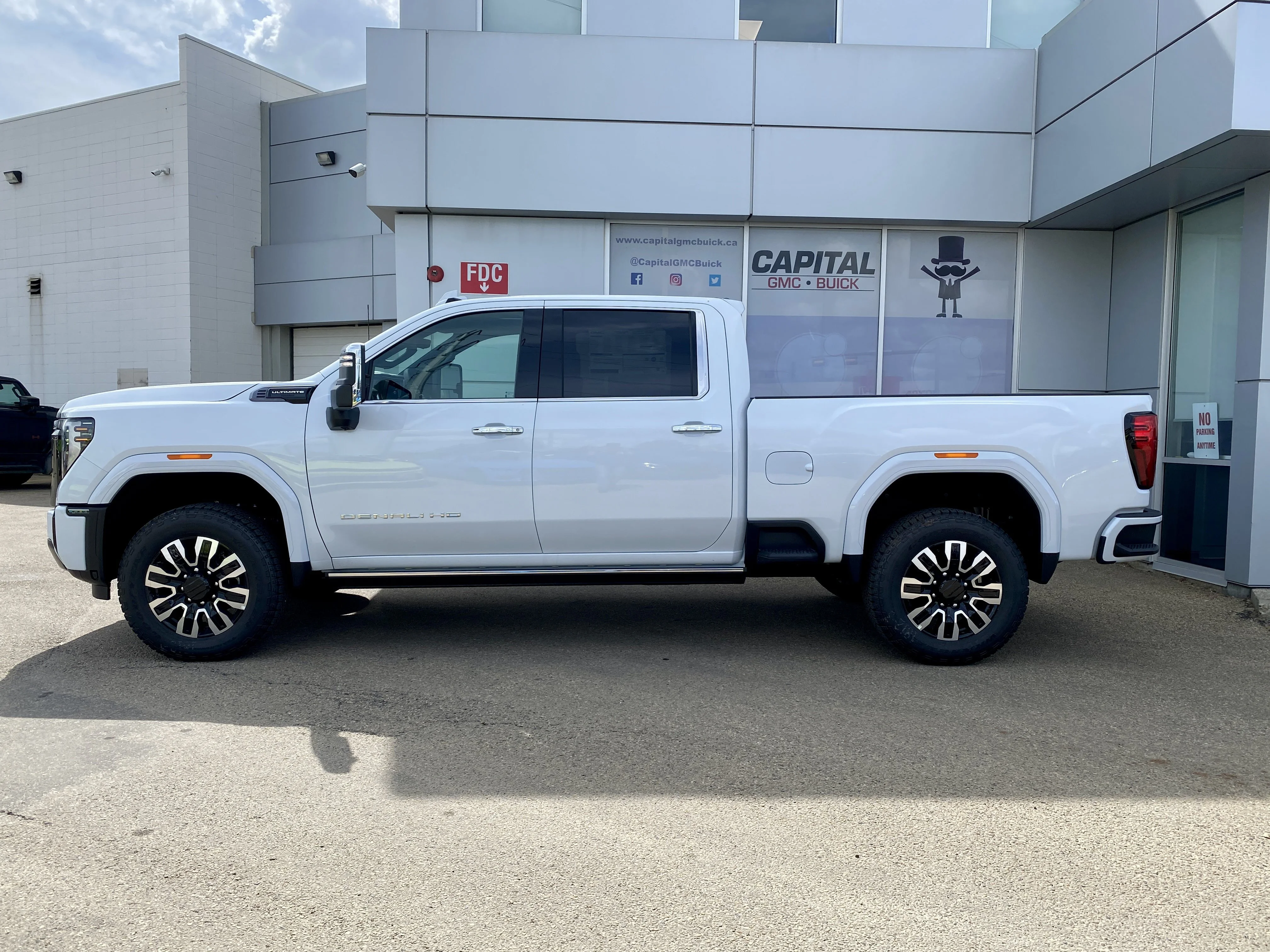New 2026 GLACIER WHITE TRICOAT GMC Denali Ultimate image 3