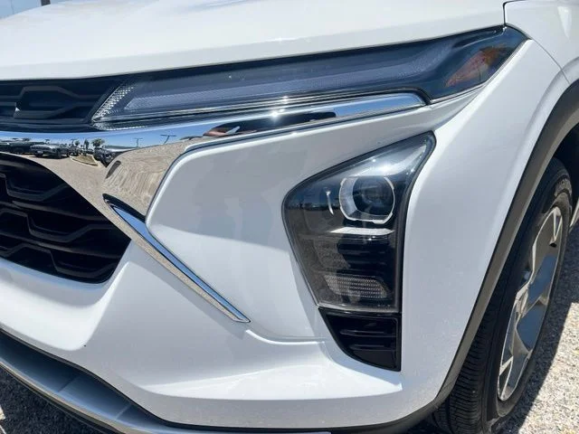 Used 2025 White Chevrolet LT image 4