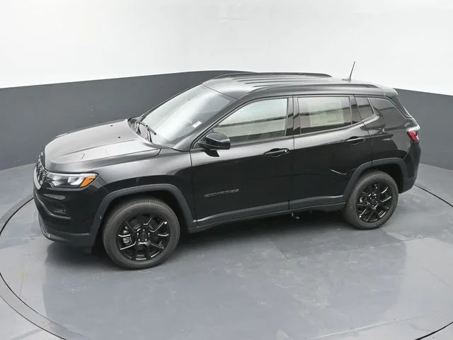 New 2026 Diamond Black Crystal Pearl-Coat Exterior Paint Jeep Latitude image 35