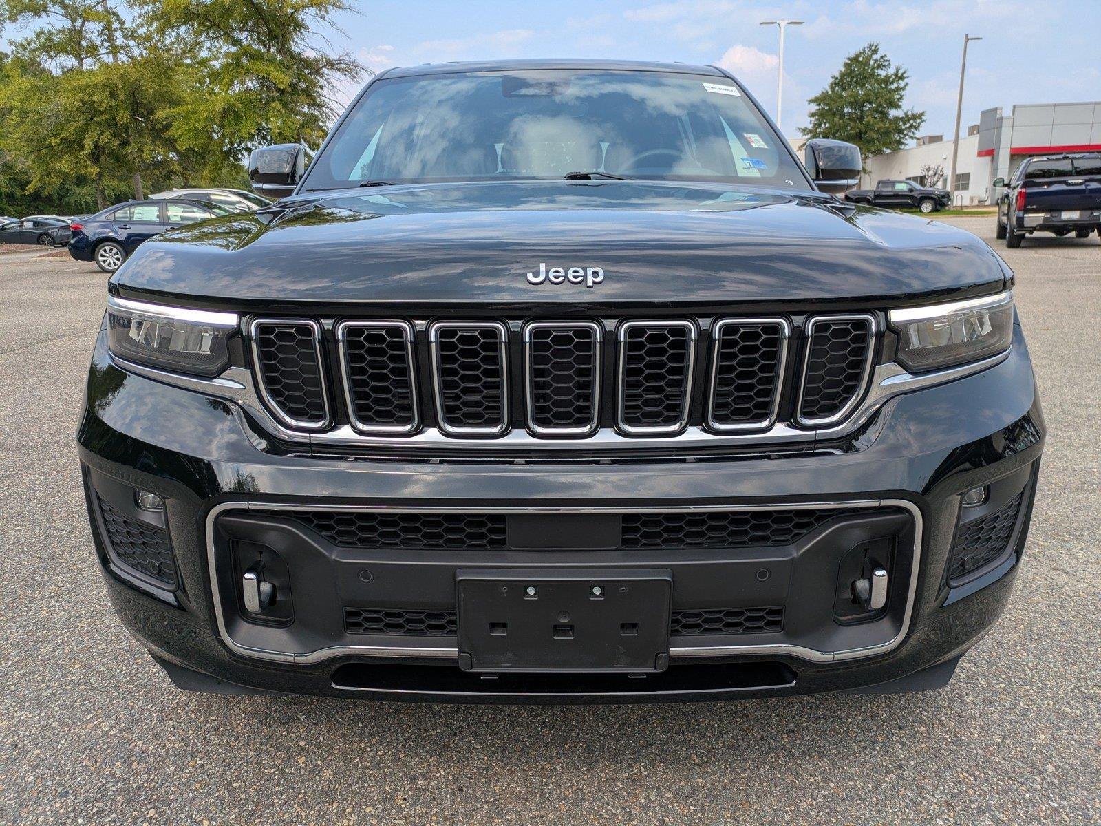 Used 2023 Diamond Black Crystal Pearlcoat Jeep Overland image 9