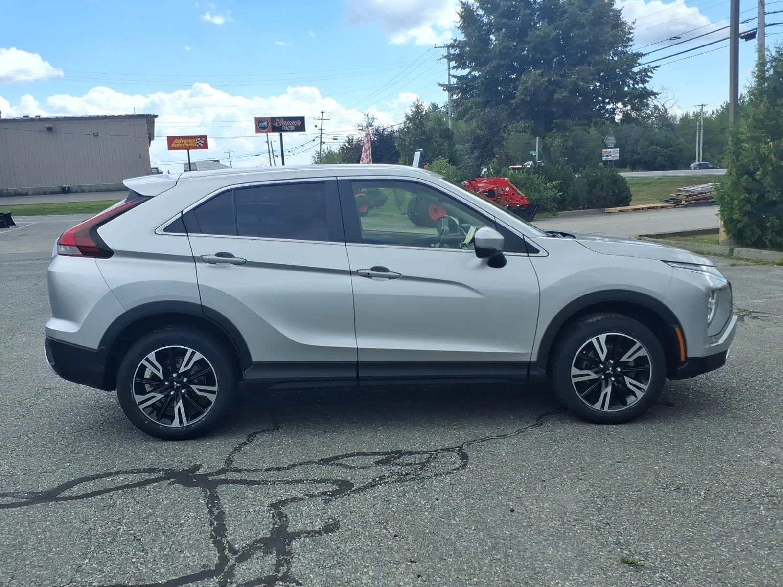 Used 2024 Silver Alloy Mitsubishi SE image 4