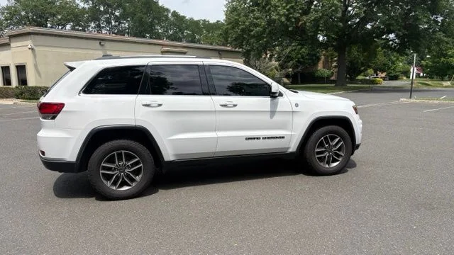 Used 2020 Bright White Clearcoat Jeep Laredo image 9