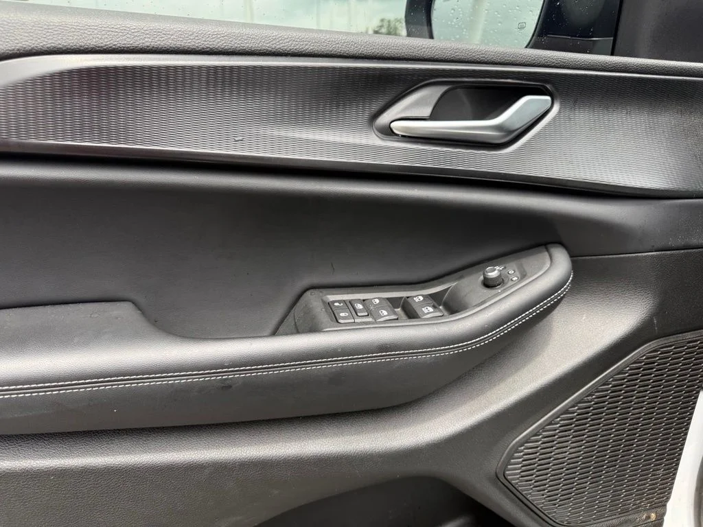 Used 2025 White Jeep Laredo image 5