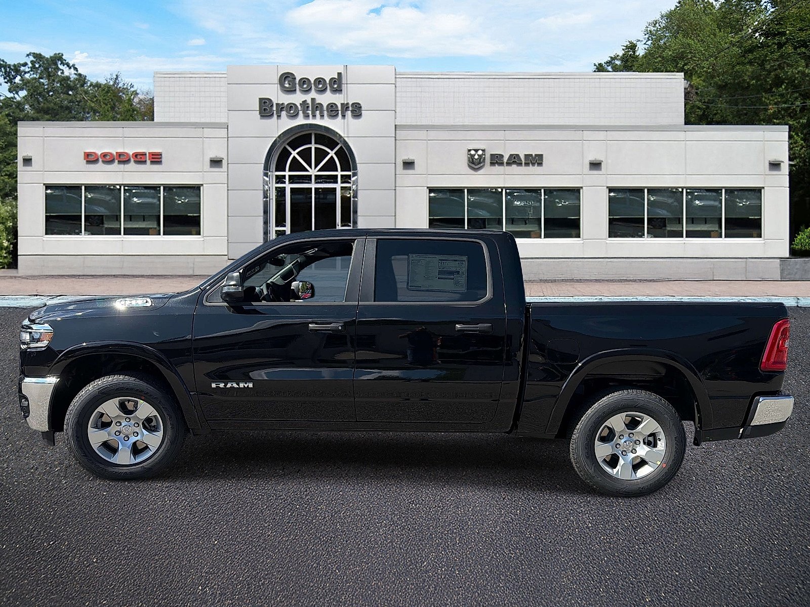 New 2027 Diamond Black Crystal Pearl-Coat Exterior Paint RAM Big Horn Crew Cab 4x4 5