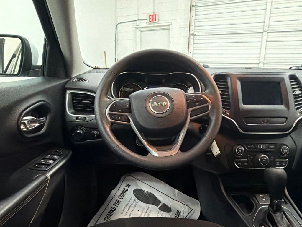 Used 2020 White Jeep Latitude image 22