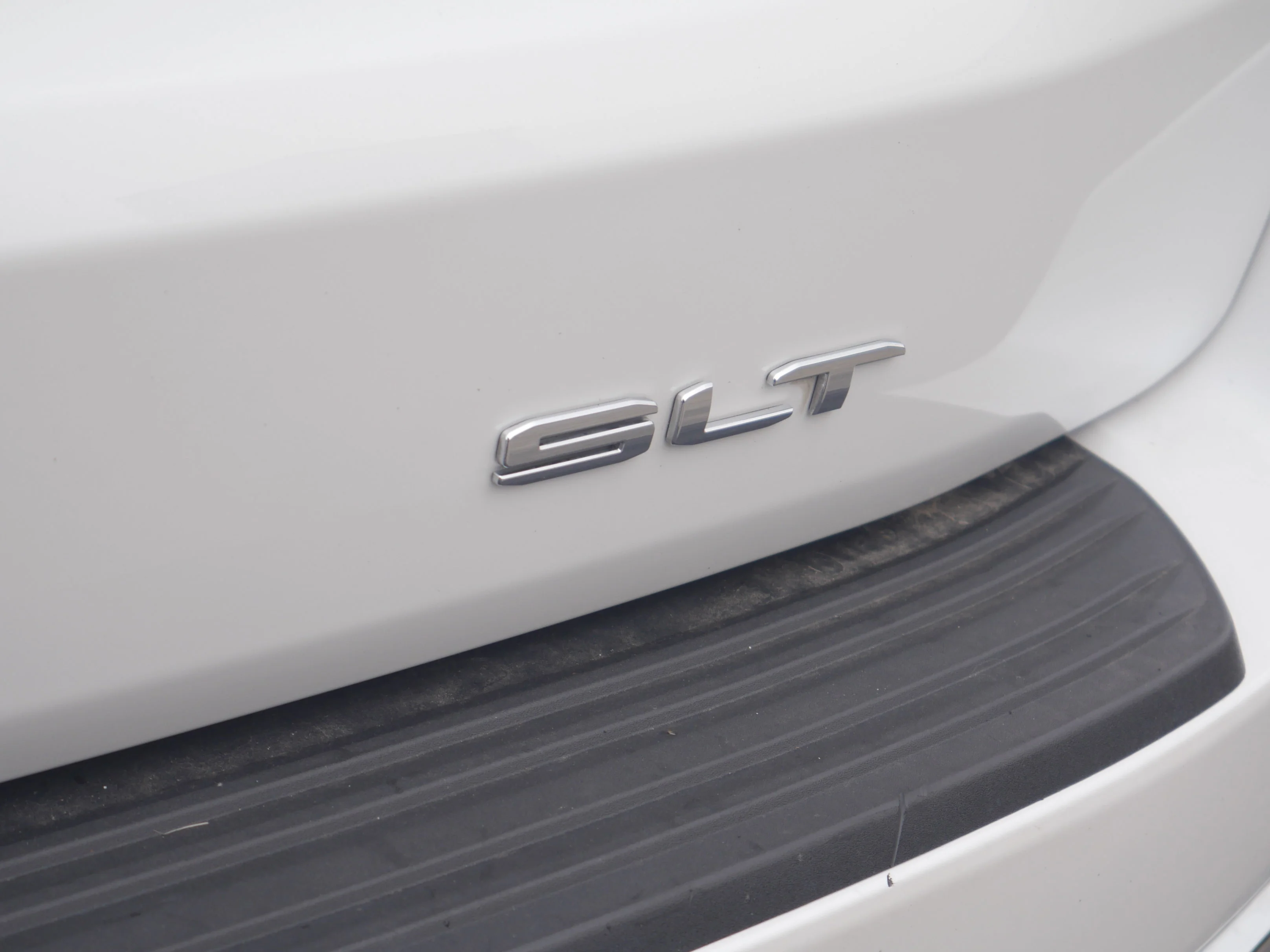 Used 2021 White Frost Tricoat GMC SLT image 24