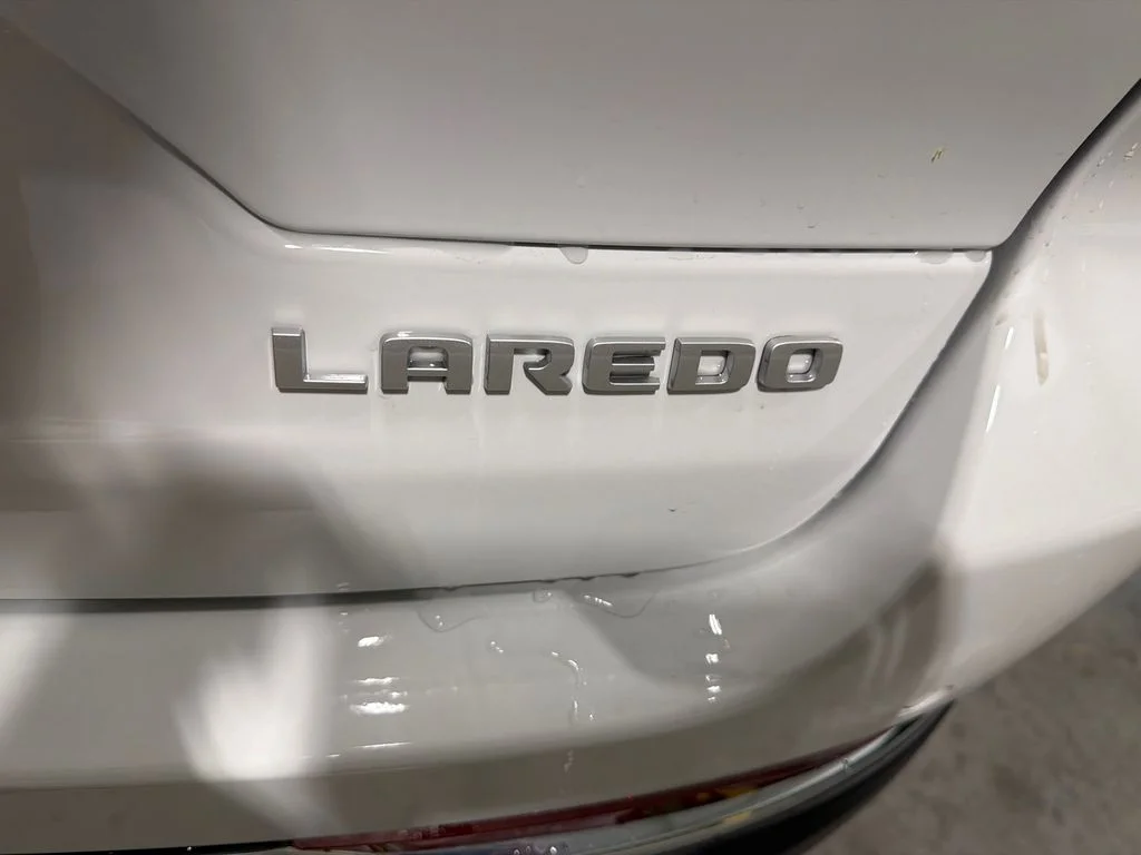 New 2026 Bright White Clear-Coat Exterior Paint Jeep Laredo X image 10