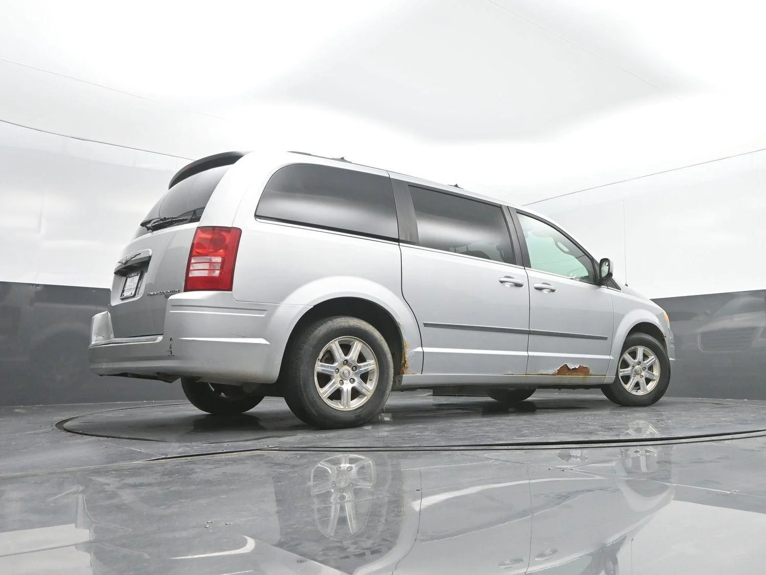 Used 2009 Bright Silver Metallic Chrysler Touring image 32