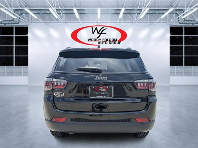 New 2026 Diamond Black Crystal Pearl-Coat Exterior Paint Jeep Latitude image 4