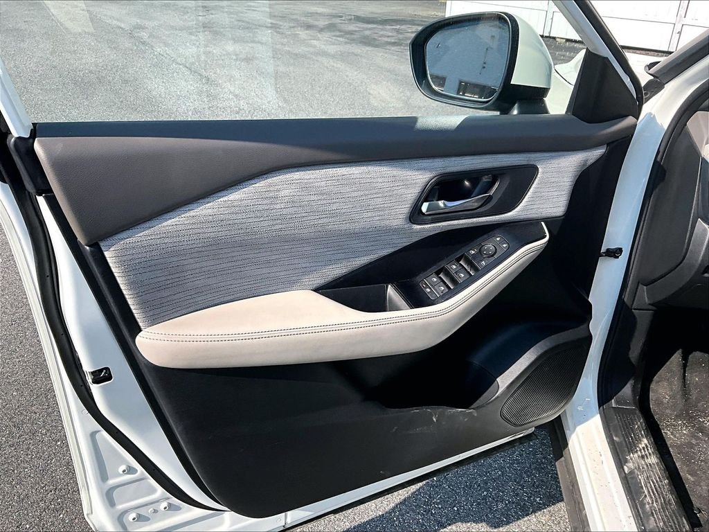 Used 2023 Pearl White Tricoat Nissan SV image 9
