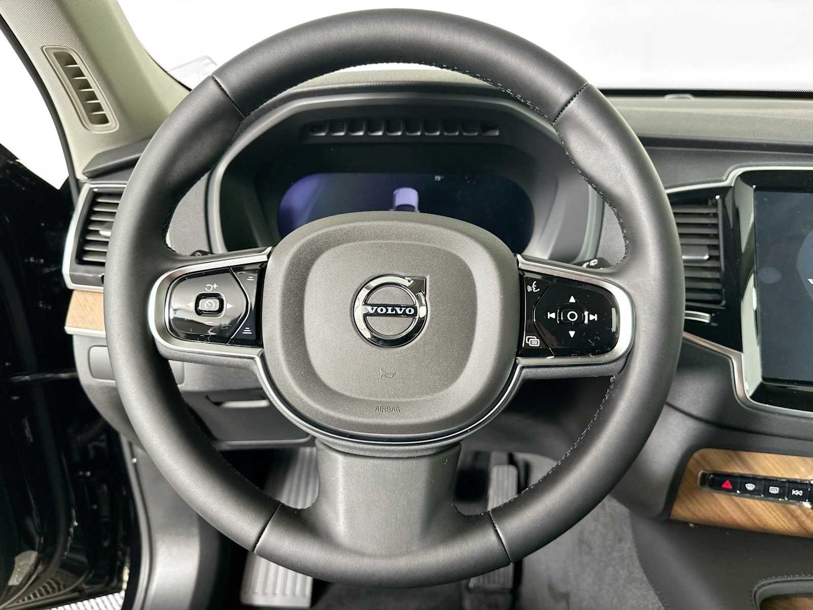 2025 Volvo XC90 Plus - Photo 9