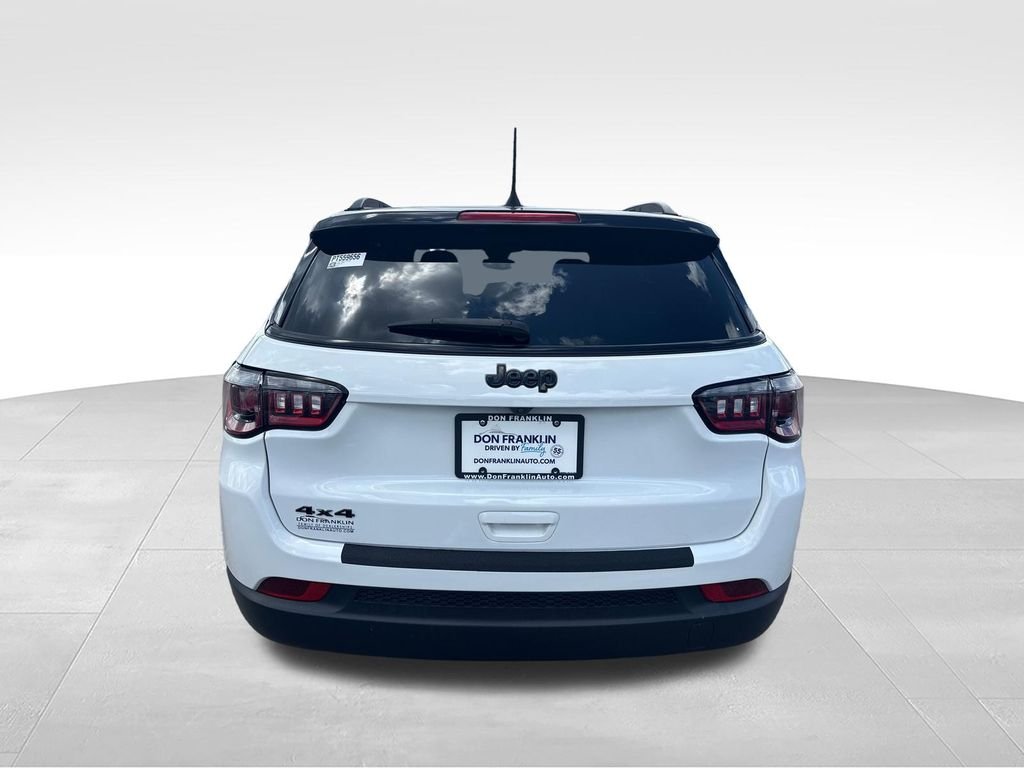 Used 2023 White Jeep Latitude image 5