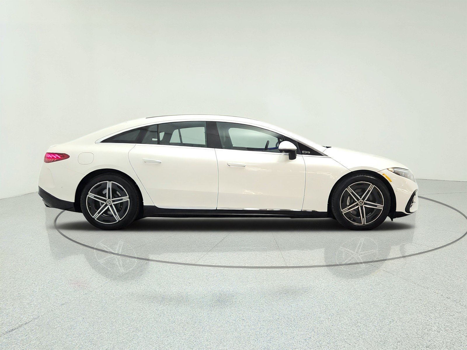 Used 2022 MANUFAKTUR Diamond White Mercedes-Benz EQS 580 4MATIC® Sedan image 4