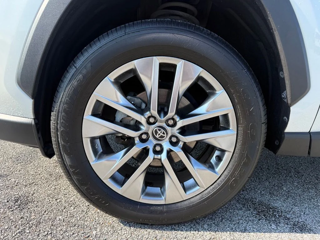 Used 2021 White Toyota XLE Premium image 22