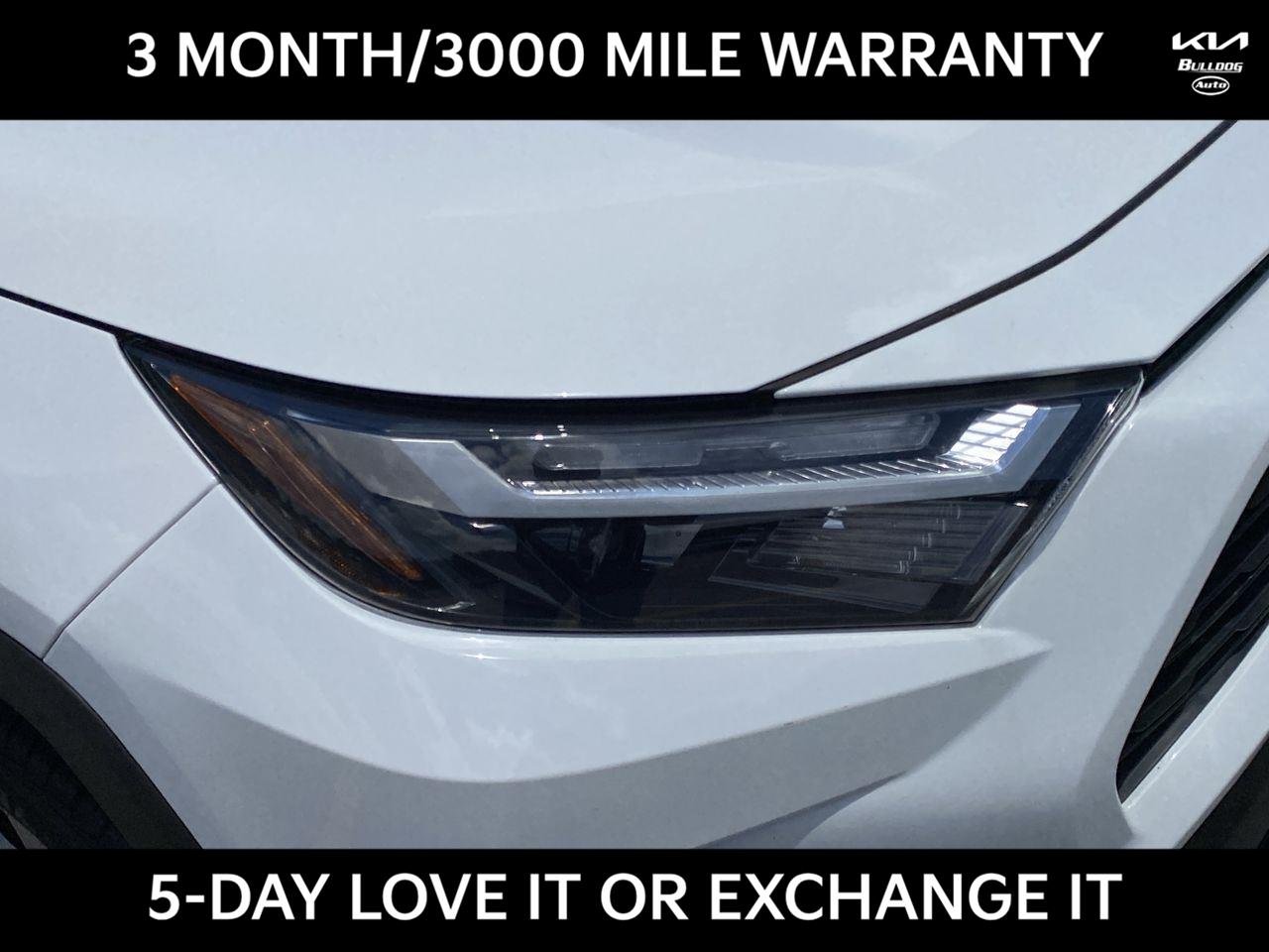 Used 2022 White Toyota XLE image 10