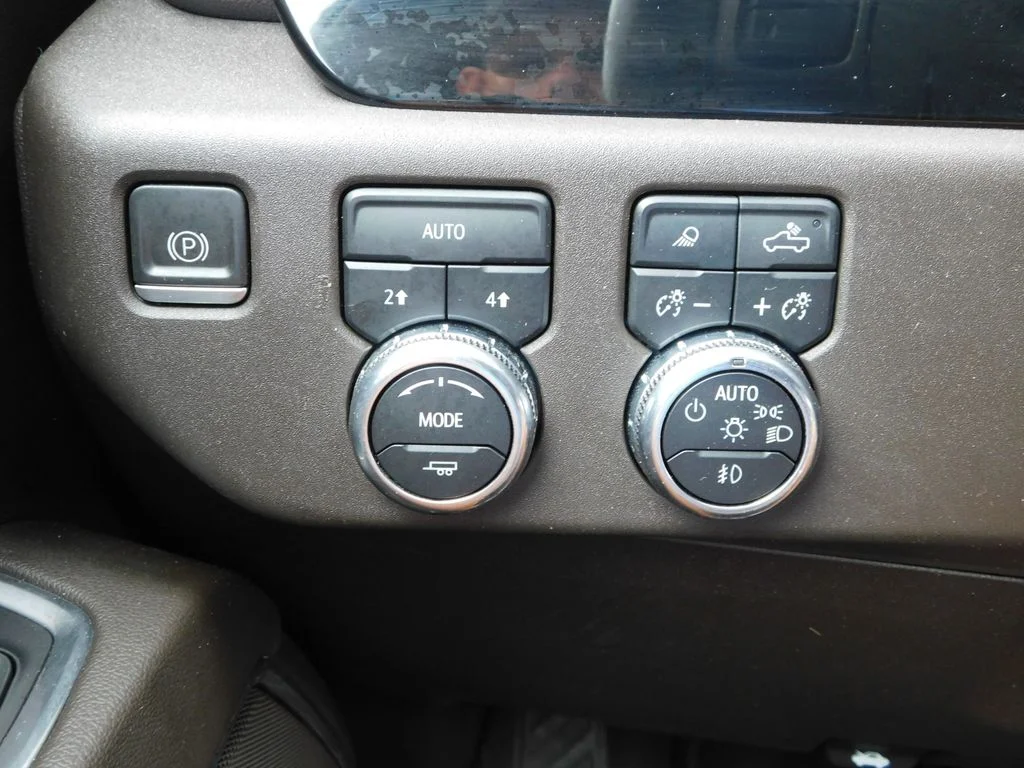 Used 2023 White GMC SLT image 31