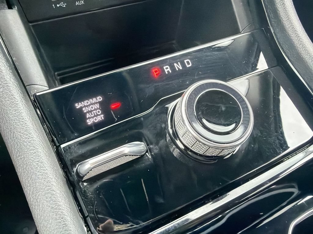 Used 2023  Jeep Limited image 24