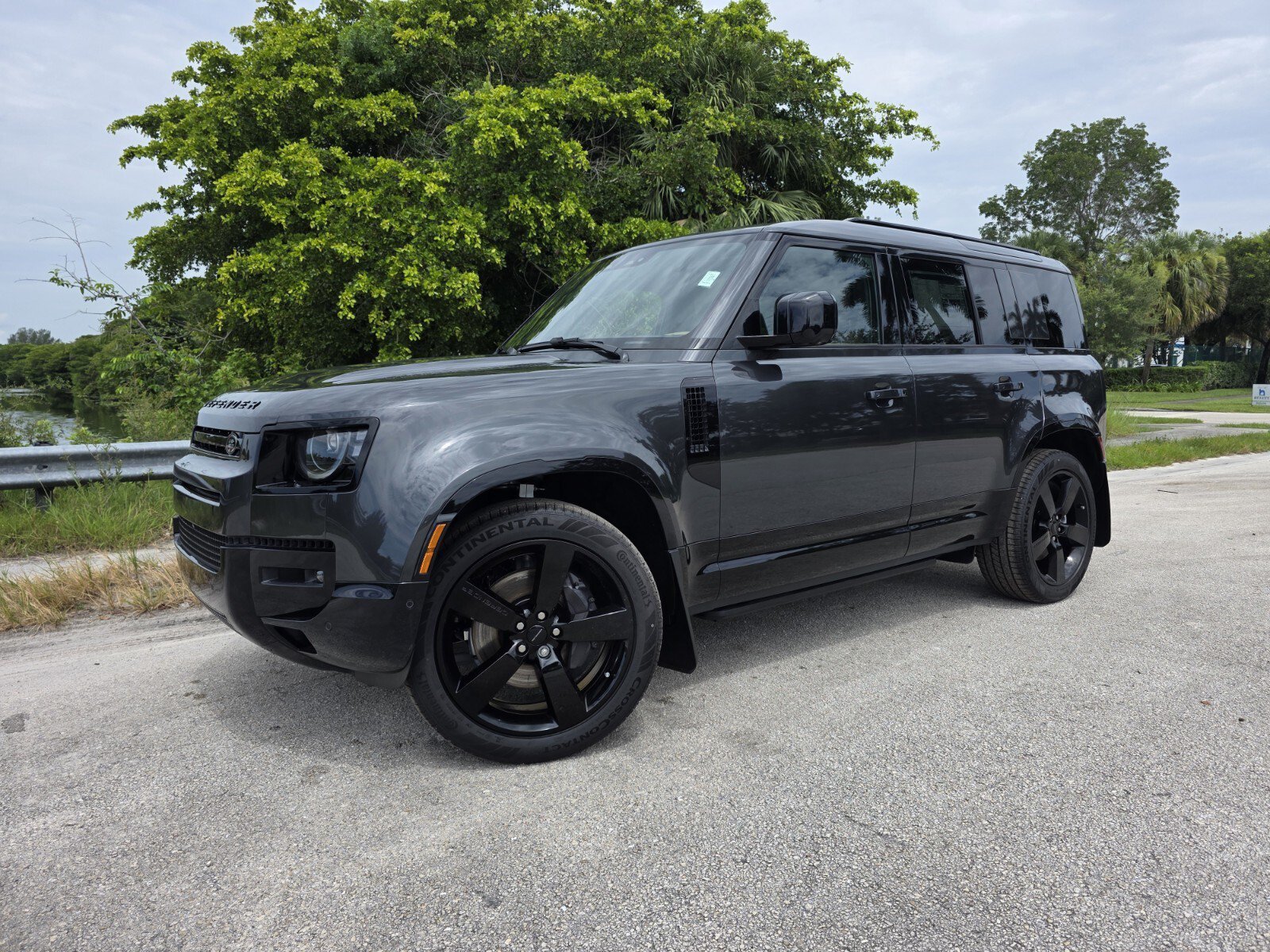 New 2026 Land Rover Defender 110 P400 X-Dynamic SE 4 Door SUV in New 2026 Land Rover Defender 110 P400 X-Dynamic SE 4 Door SUV in