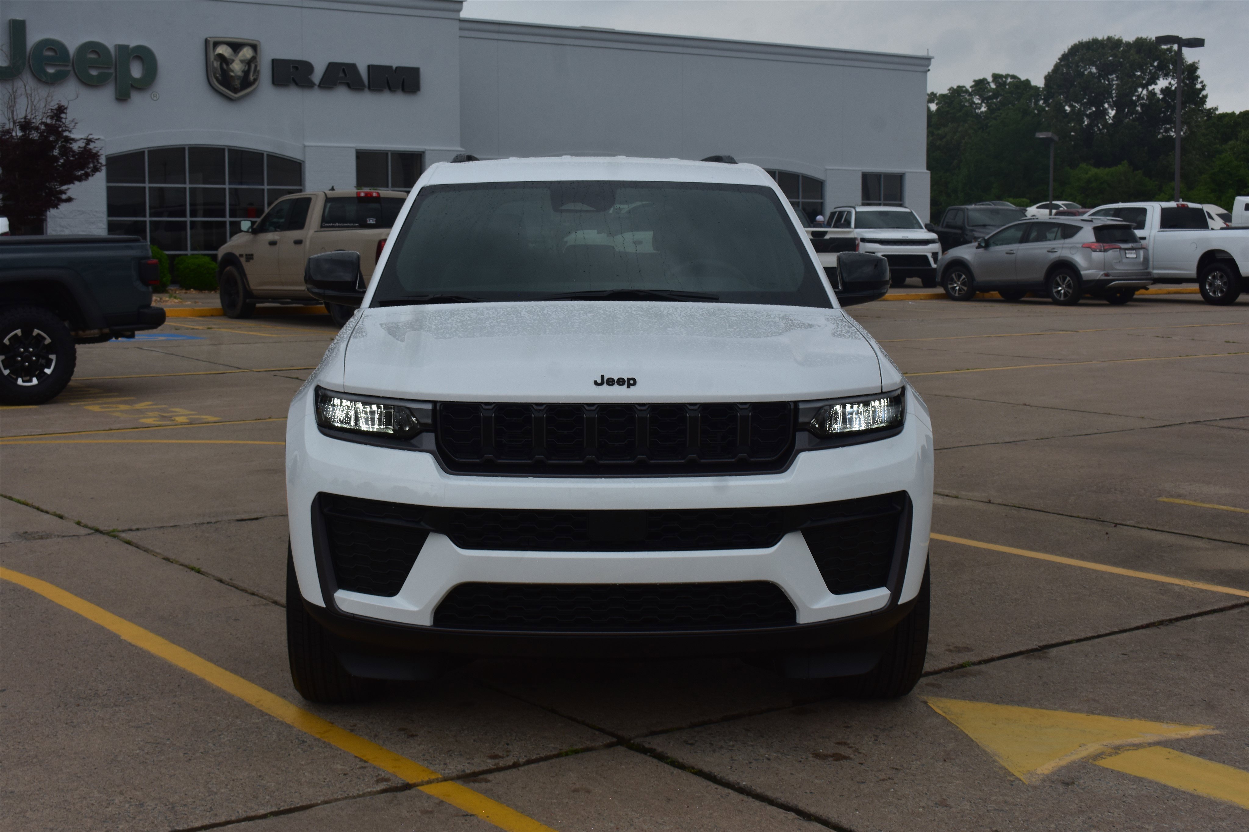 New 2026 Bright White Clear-Coat Exterior Paint Jeep Laredo Altitude image 2