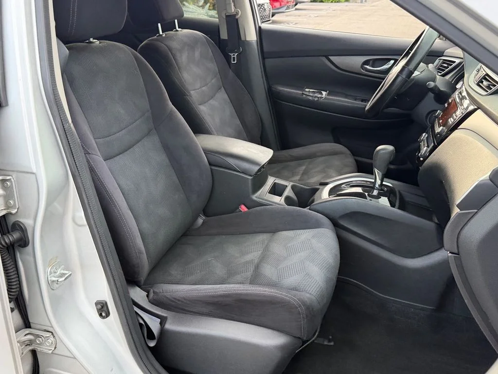 Used 2014 Silver Nissan SV image 18