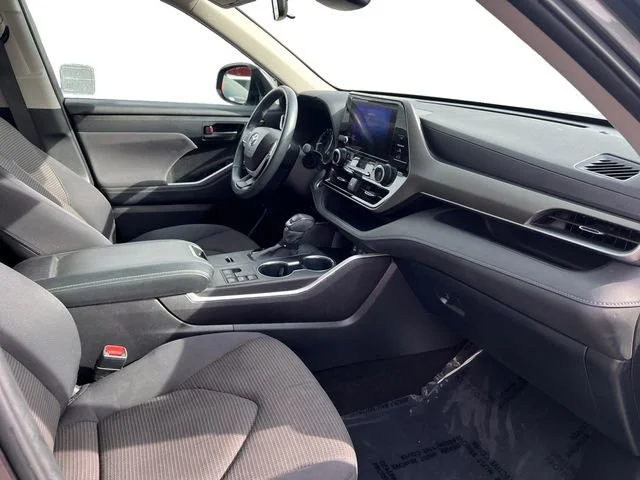 2025 Toyota Highlander LE - Photo 20