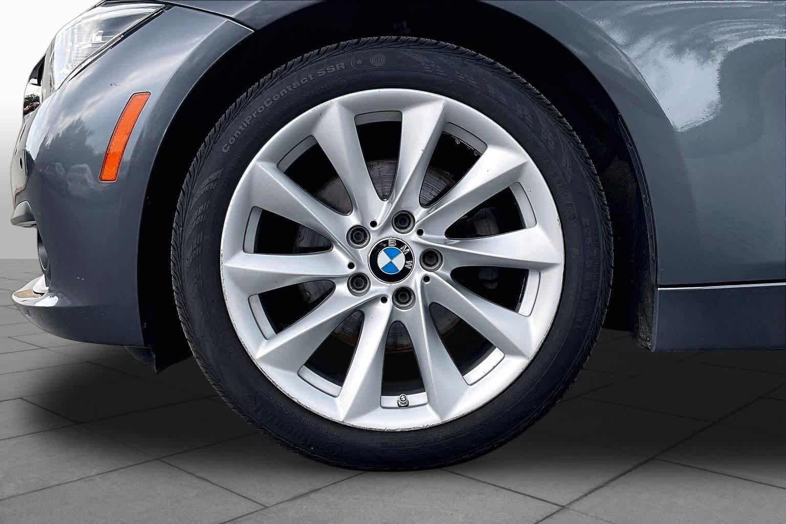 Used 2018 Mineral Gray Metallic BMW 320i xDrive image 10