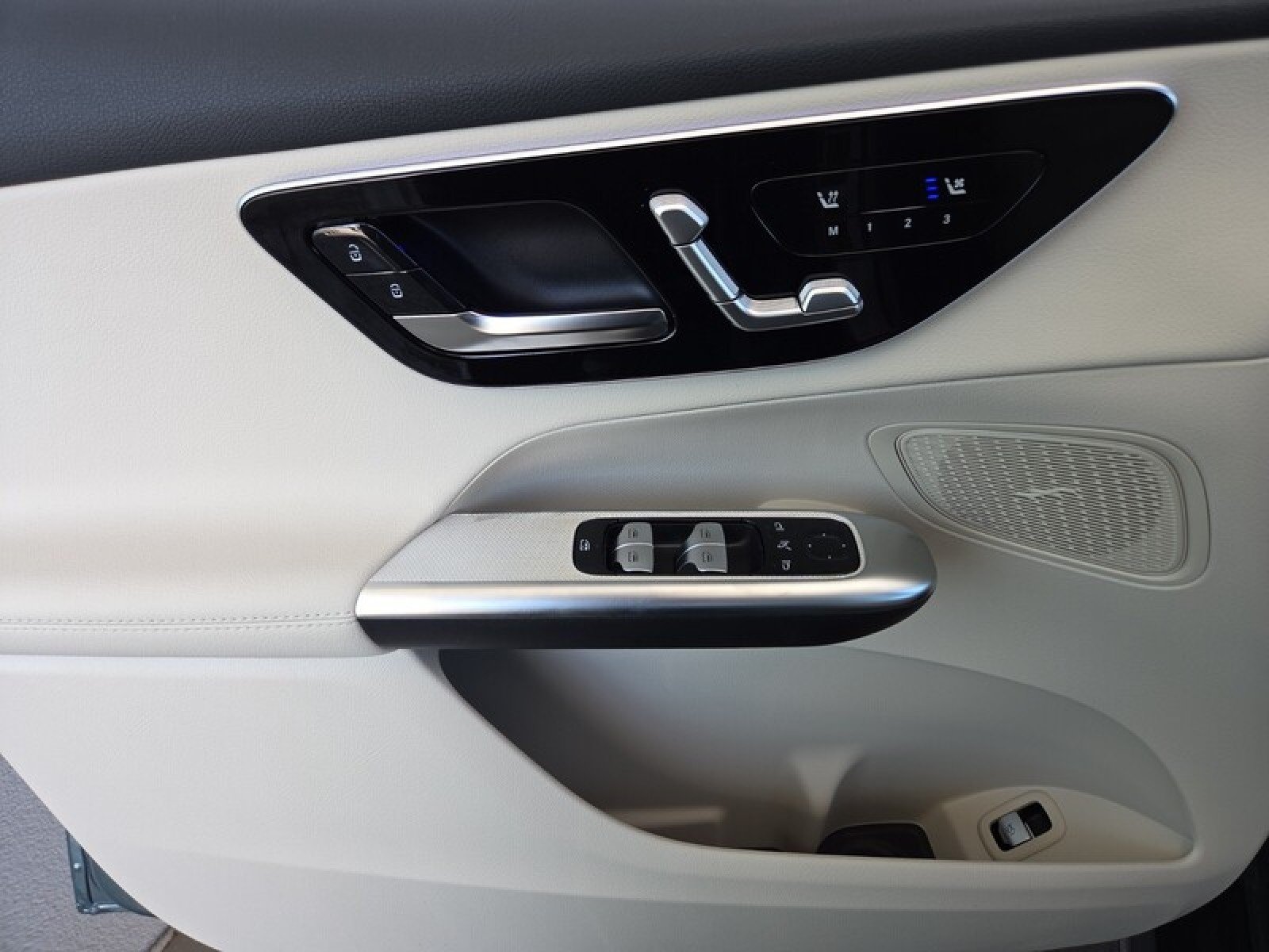 New 2026 Verde Silver Metallic Mercedes-Benz GLC 300 SUV image 21