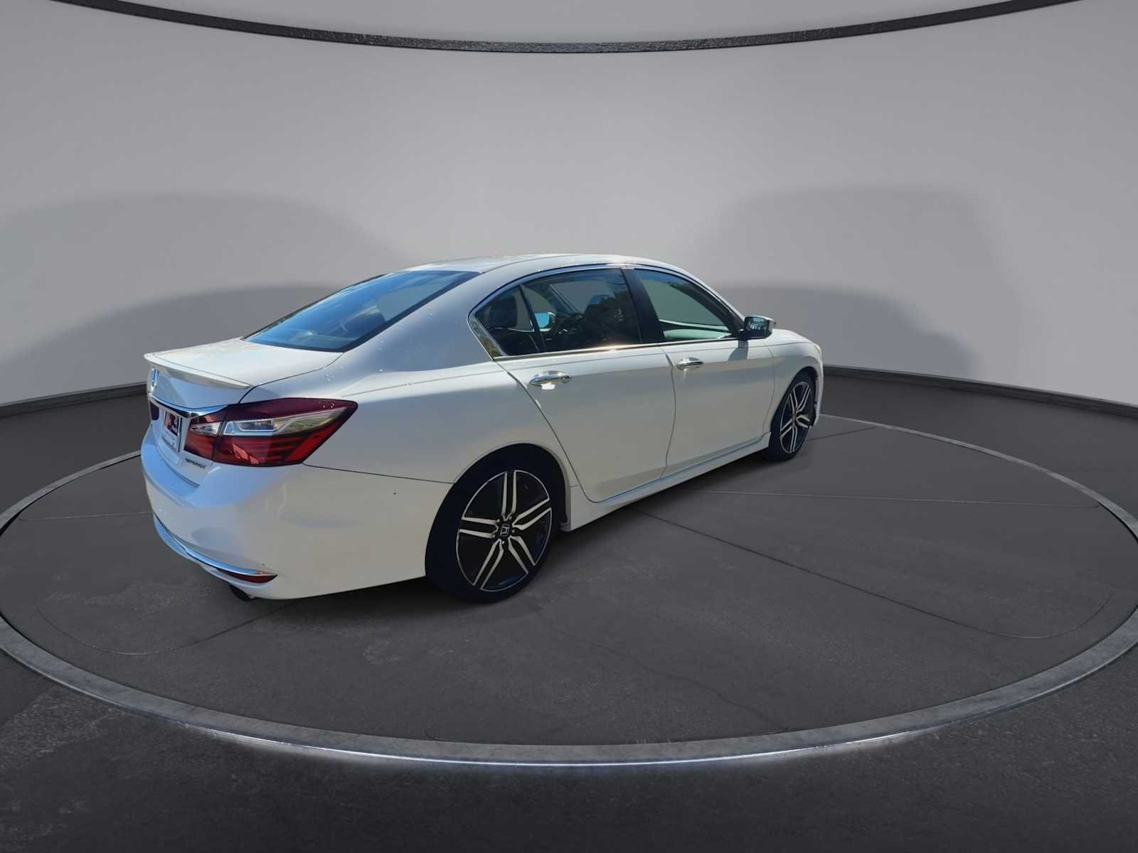 Used 2016 White Orchid Pearl Honda Sport image 8