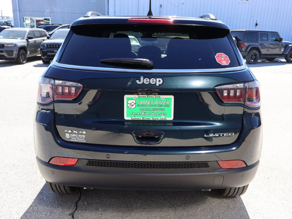 New 2026 Fathom Blue Pearl-Coat Exterior Paint Jeep Limited image 4