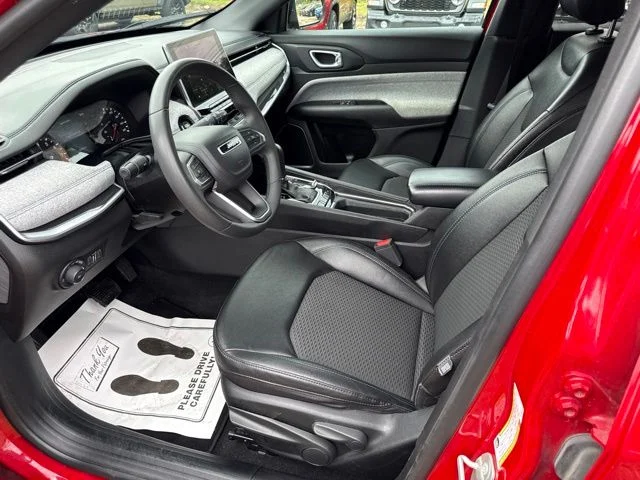 Used 2024  Jeep Latitude image 17