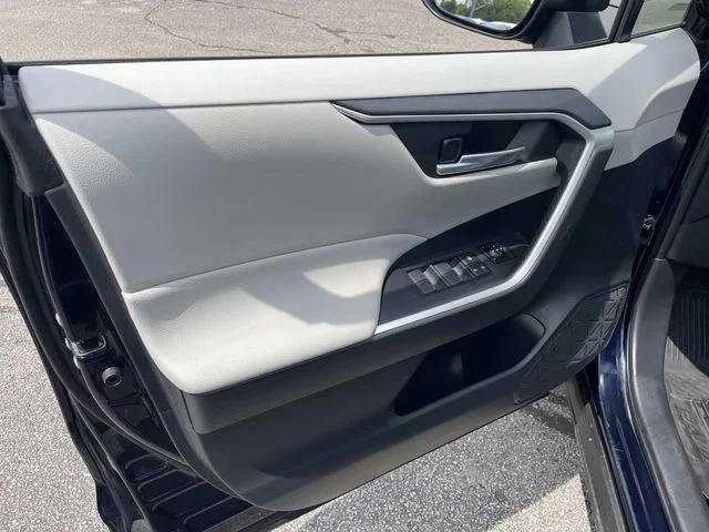 Certified Used 2025  Toyota XLE image 23