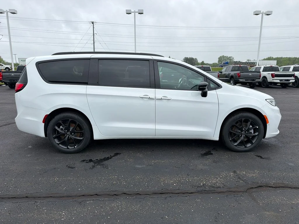 2026 Chrysler Pacifica Select - Photo 6