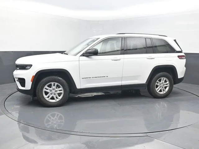 Used 2024 White Jeep Laredo image 2