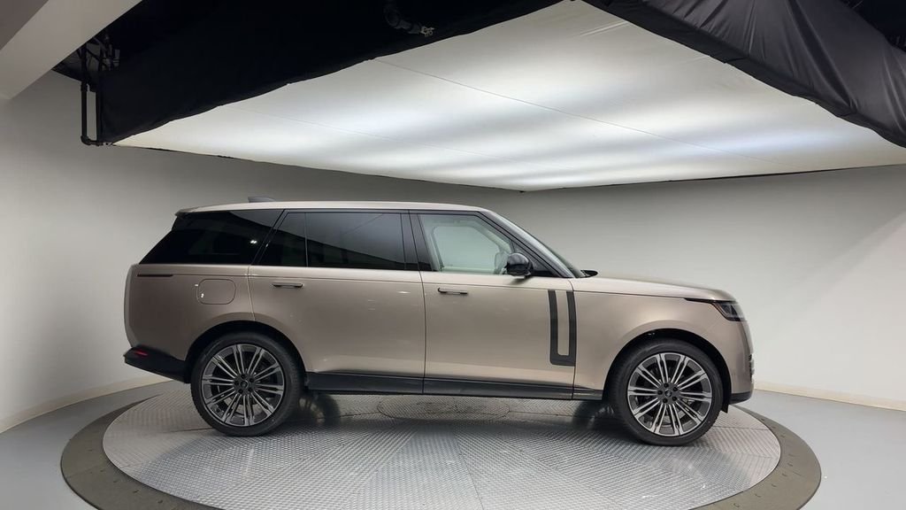 Used 2024  Land Rover SE image 9