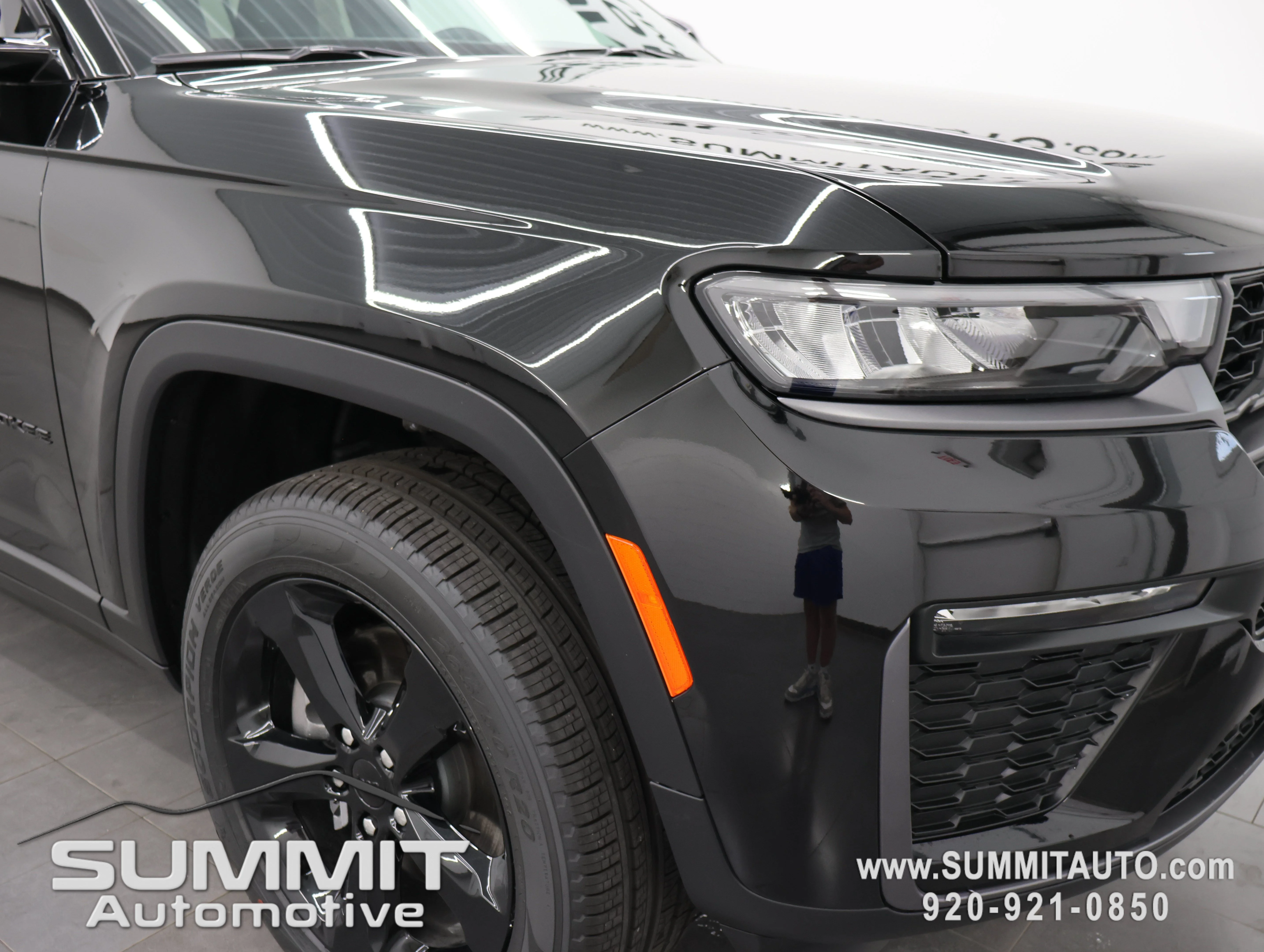 New 2026 Diamond Black Crystal Pearl-Coat Exterior Paint Jeep Limited image 24