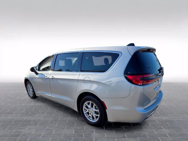Used 2024 Silver Chrysler Touring L image 5