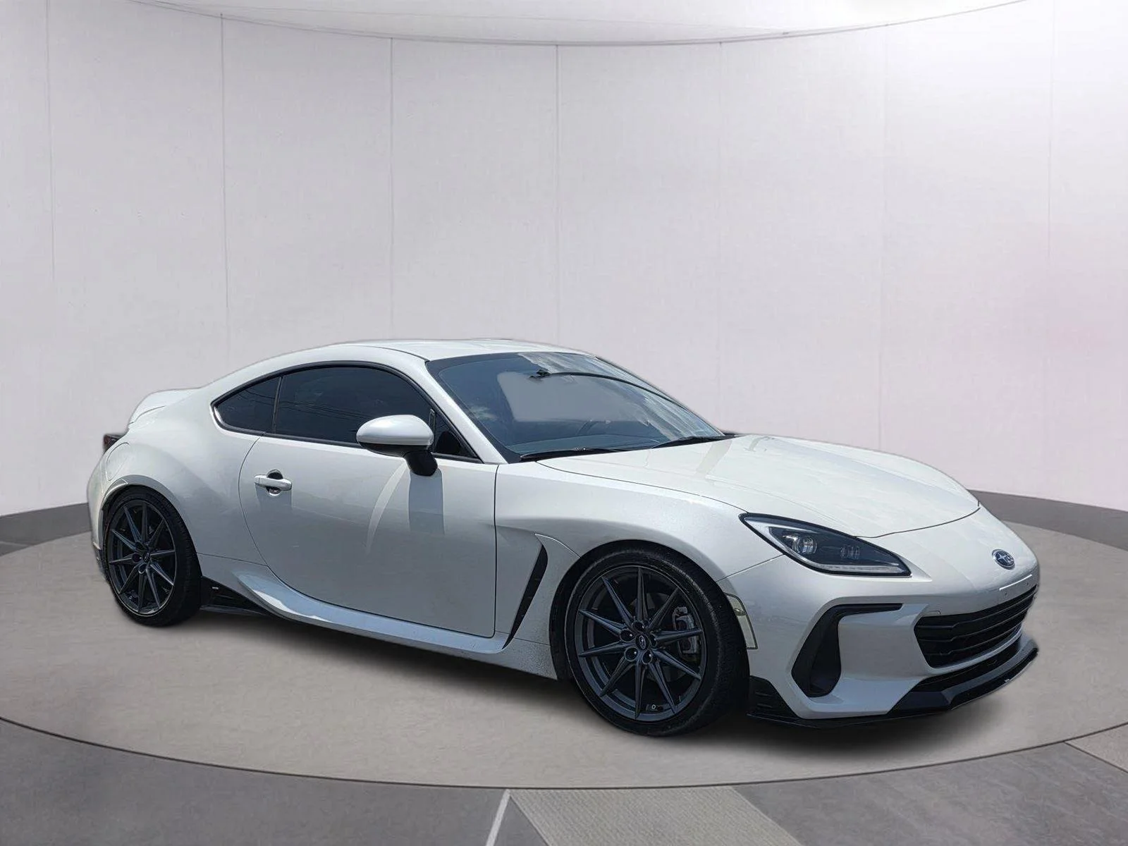 Used 2023 Crystal White Pearl Subaru Limited image 3