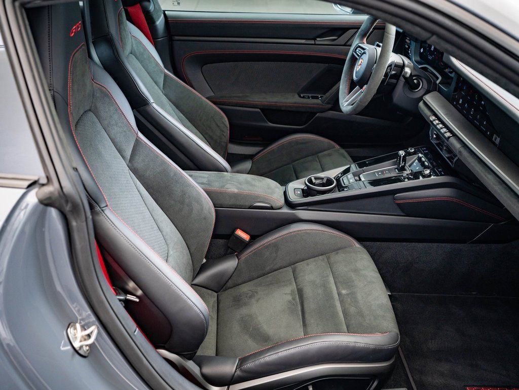 2025 Porsche 911 GTS - Photo 23