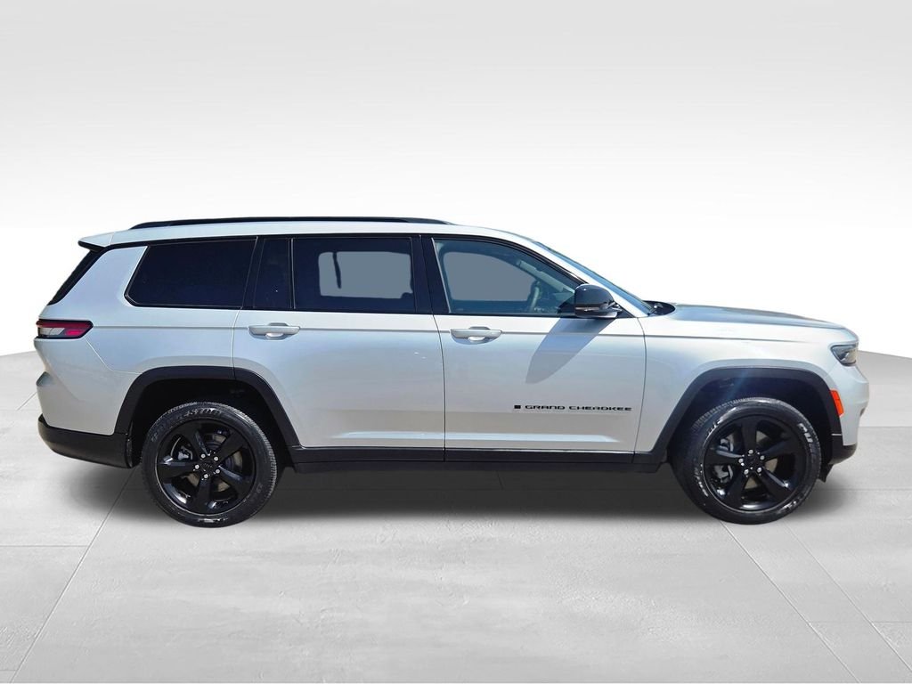 Used 2023 Silver Jeep Altitude image 8