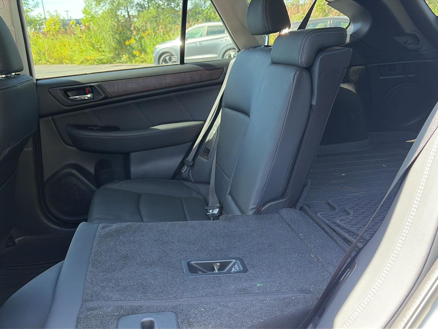 Used 2019 Crystal White Pearl Subaru Limited image 9