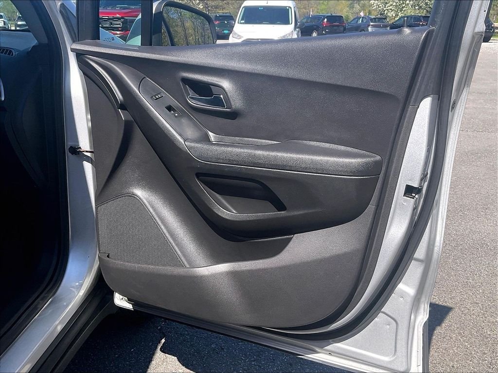 Used 2018 Silver Chevrolet LT image 26