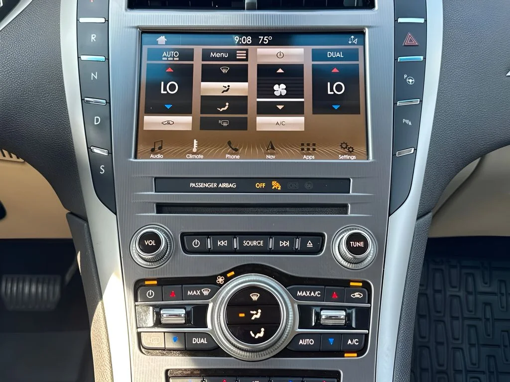 Used 2019 White Lincoln Reserve image 19