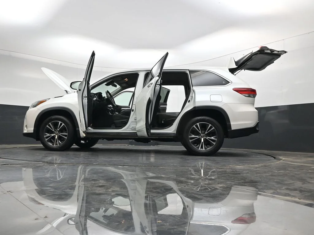 Used 2018 Blizzard Pearl Toyota LE image 40